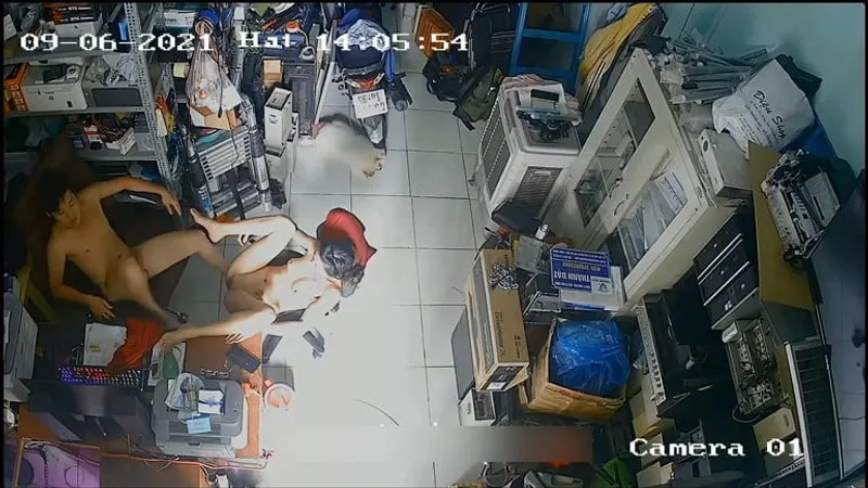 Cô vợ người chồng xxx nhau trong của hàng máy tính
