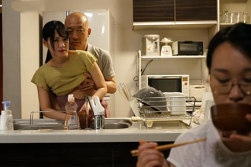 ông chồng nện con gái riêng của bà xã khi biết cô vợ không thể sinh con cho mình