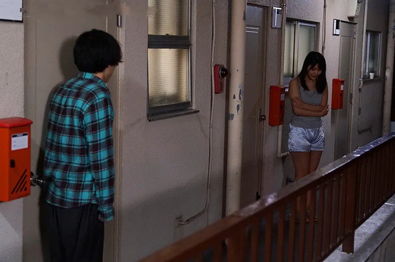 Bí mật vụng trộm với người phụ nữ hàng xóm cãi nhau bị gã chồng đuổi ra cửa